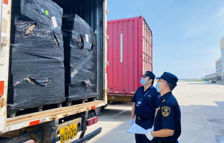 铁路零件等进口货物的集装箱车辆进入青岛胶东机场国际货运海关监管区